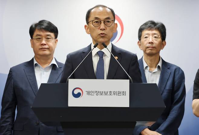 고학수 개인정보보호위원회 위원장이 28일 서울 종로구 정부서울청사에서 브리핑을 갖고 대규모 고객 유심(USIM) 정보 유출 사고가 발생한 SK텔레콤(SKT)에 대한 제재안을 발표하고 있다./사진=뉴스1