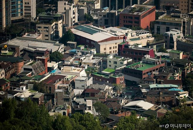 [서울=뉴시스] 정병혁 기자 = 12일 서울 중구 남산에서 빌라·다세대·도시형 생활주택 등 비 아파트 주택이 보이고 있다.  한국토지주택공사(LH)는 오는 12일부터 신생아·다자녀 가구를 대상으로 '전세 임대형 든든주택' 2800호 청약 접수를 시작한다. 공고일인 4월30일 기준 무주택 신생아·다자녀 가구라면 소득·자산에 관계없이 최대 8년간 거주할 수 있으며, 전세보증금은 수도권 2억원, 광역시 1억2000만원, 기타 지역 9000만원까지 지원받을 수 있다. 입주자는 지원한도액 범위 내 전세보증금의 20%와 지원 금액에 대한 월 임대료를 부담하게 된다. 입주는 오는 7월21일 이후 가능하며 자세한 사항은 LH 청약플러스에서 확인할 수 있다.2025.05.12. jhope@newsis.com /사진=정병혁