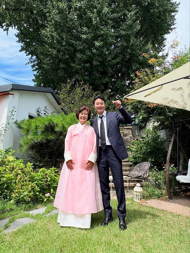 정일우가 한국전통문화대학교 교수인 모친의 정년퇴임을 축하했다. /사진=인스타그램 갈무리