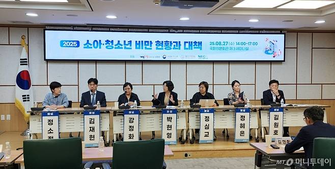 이날 보건의료포럼에선 설탕세 도입에 대한 각계 전문가들의 의견이 공유됐다. (사진 왼쪽부터) 대한비만학회 정소정 부회장, 대한소아청소년과학회 김재현 이사, 한국소비자연맹 강정화 회장, 국립보건연구원 박현영 원장, 머니투데이 정심교 기자, 보건복지부 정혜은 건강증진과장, 국립보건연구원 김원호 만성질환융복합연구부장. /사진=정심교 기자