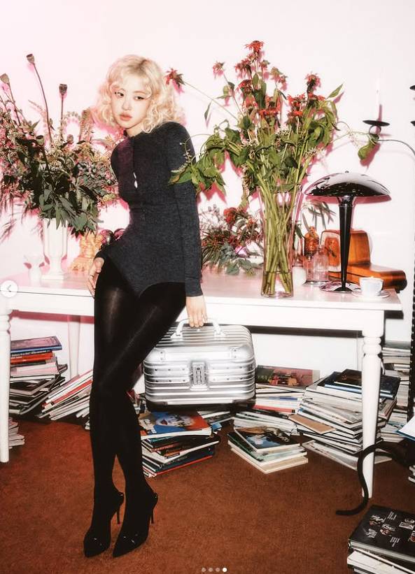 걸그룹 블랙핑크 멤버 로제가 완벽한 각선미로 시선을 사로잡았다.