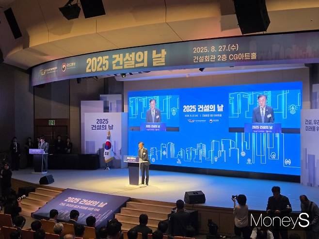 김윤덕 국토교통부 장관이 27일 개최된 건설의 날 행사에 참석해 건설현장 사망사고에 대한 경각심을 환기하며 안전 혁신 노력을 강조했다. 사진은 김 장관이 '2025 건설의 날' 행사에서 치사하는 모습. /사진=이화랑 기자