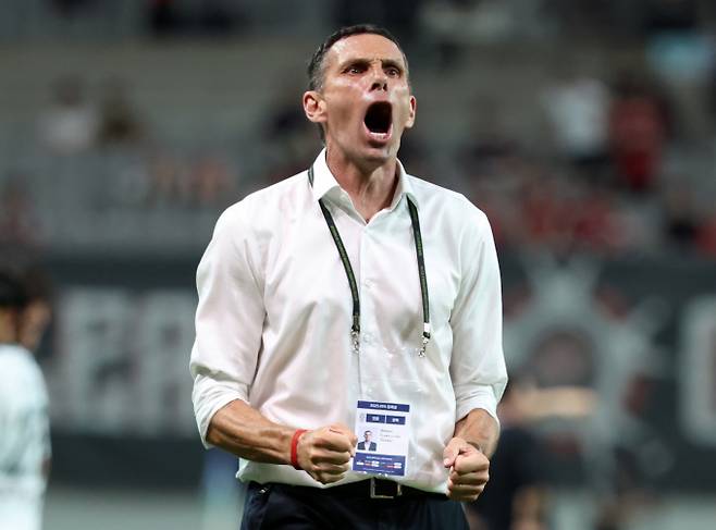 리그 선두 전북현대모터스가 리그 8위 울산HD와 시즌 세 번째 현대가 더비를 앞두고 있다. 사진은 선수들에게 전술 지시를 내리는 거스 포옛 전북 감독의 모습. /사진=뉴시스