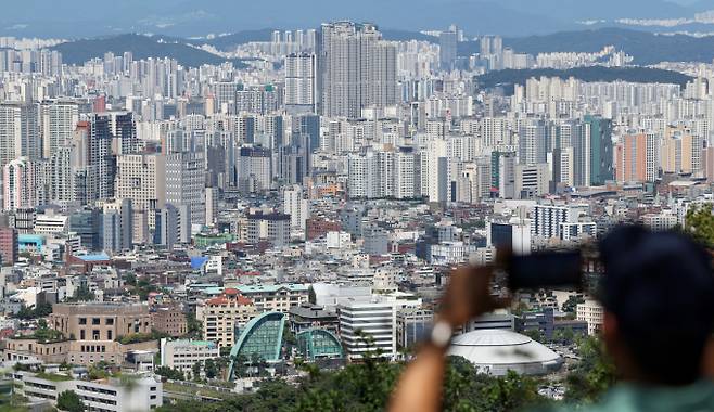 부동산신탁사이 대규모 적자를 기록하며 정비사업 경쟁이 더욱 치열해질 전망이다. 사진은 서울 남산에서 바라본 아파트 모습. /사진=뉴스1