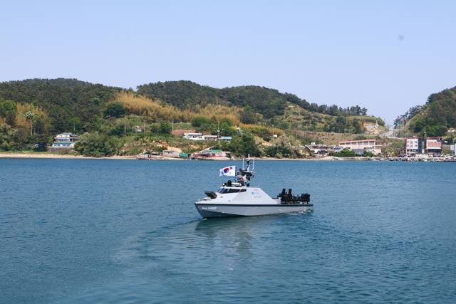 한화시스템의 최신 인공지능(AI) 기술이 반영된 정찰용 무인수상정 ‘해령(Sea GHOST)’이 해역으로 자율이안 하고 있다.  한화그룹 제공