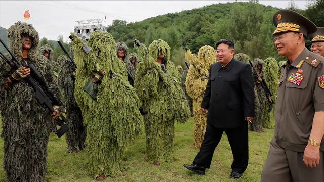 저격수 훈련 시찰  : 김정은(오른쪽 두 번째) 북한 국무위원장이 27일 조선인민군 총참모부 직속 특수작전훈련기지를 방문해 저격수구분대와 특수작전구분대의 무장 장비와 훈련 상황을 점검하고 있다.  조선중앙TV 연합뉴스