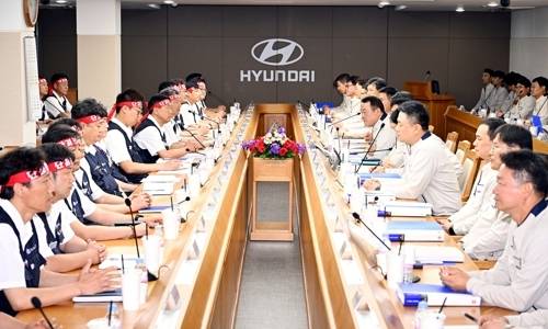 현대자동차 노사 대표가  2025 임금 및 단체협약 협상을 갖고 있다. 연합뉴스
