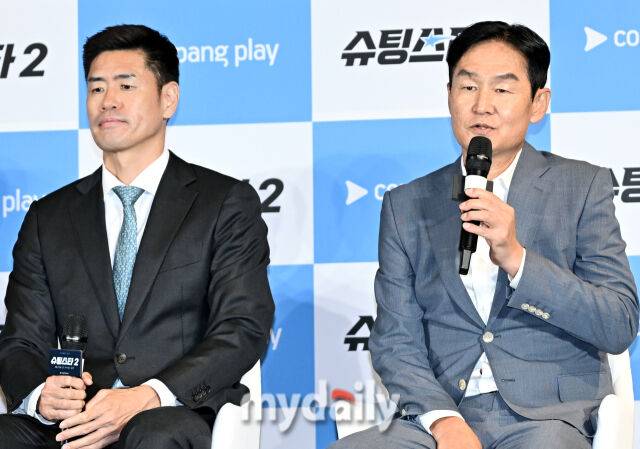 최용수 감독과 설기현 코치가 28일 오전 서울 신도림 더링크 호텔에서 진행된 쿠팡플레이 '슈팅스타 시즌2' 제작발표회에서 이야기를 하고 있다. / 송일섭 기자(andlyu@mydaily.co.kr)