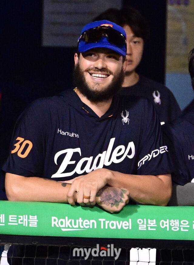 2025년 8월 8일 오후 서울 잠실구장에서 열린 '2025 신한 SOL뱅크 KBO 리그' 한화 이글스와 LG 트윈스의 경기. 한화 폰세가 6이닝 무실점 투구를 한 류현진을 보며 미소짓고 있다./마이데일리