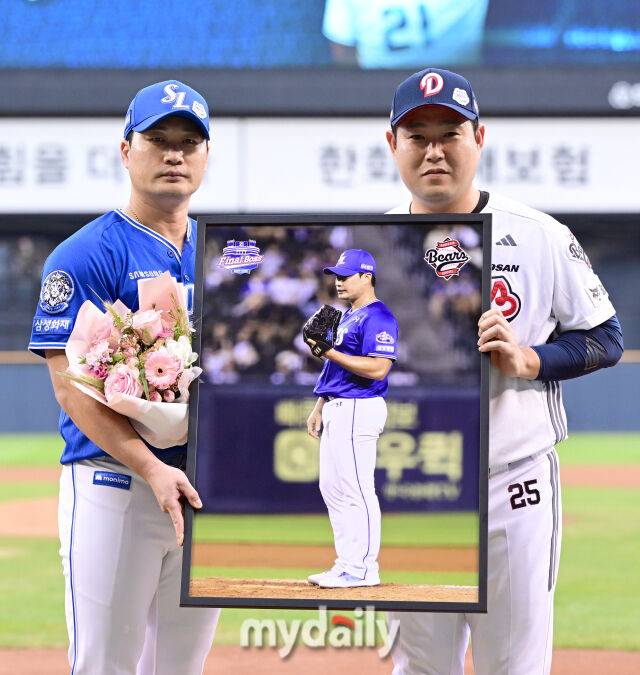 2025년 8월 28일 오후 서울 잠실구장에서 열린 '2025 신한 SOL뱅크 KBO 리그' 삼성 라이온즈와 두산 베어스의 경기삼성 오승환이 은퇴투어에서 두산 양의지의 축하를 받고 있다.