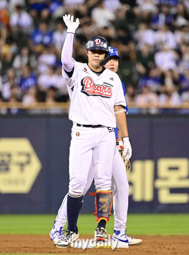 2025년 8월 28일 오후 서울 잠실구장에서 열린 '2025 신한 SOL뱅크 KBO 리그' 삼성 라이온즈와 두산 베어스의 경기두산 박준순이 3회말 1사 후 2루타를 친 뒤 기뻐하고 있다./잠실=유진형 기자