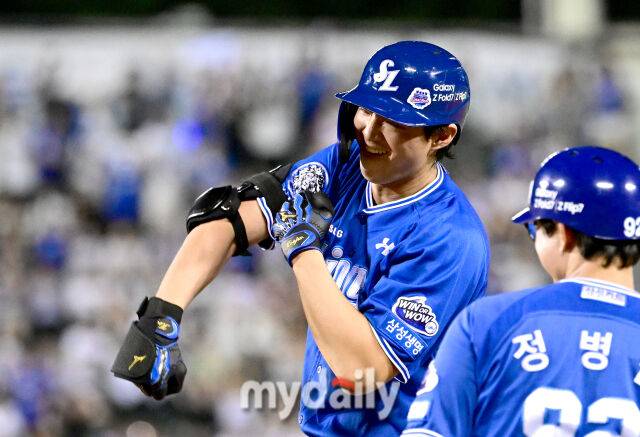 2025년 8월 28일 오후 서울 잠실구장에서 열린 '2025 신한 SOL뱅크 KBO 리그' 삼성 라이온즈와 두산 베어스의 경기 삼성 구자욱이 7회초 1사 3루서 1타점 동점 적시타를 친 뒤 기뻐하고 있다./잠실=유진형 기자