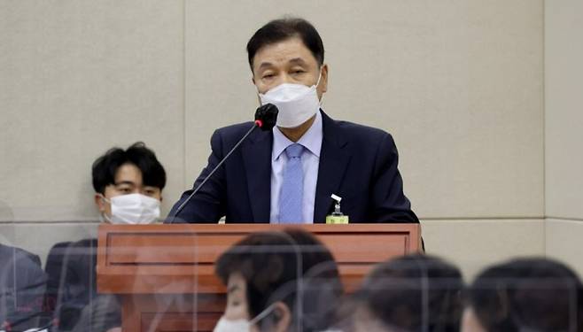 김동연 일양약품 대표가 국정감사에 출석해 사과하고 있다[연합]