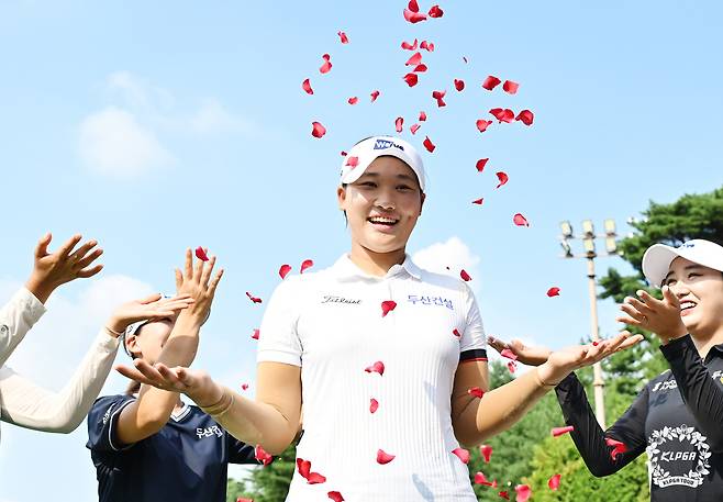 김민솔이 24일 KLPGA 투어 BC카드·한경 레이디스컵 우승을 차지한 뒤 선수들의 축하를 받고 있다.   [KLPGA 제공]