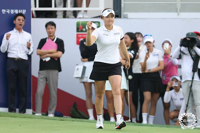 김민솔이 18번홀에서 10.5ｍ 이글 퍼트를 성공시킨 뒤 주먹을 불끈 쥐고 있다. [KLPGA 제공]