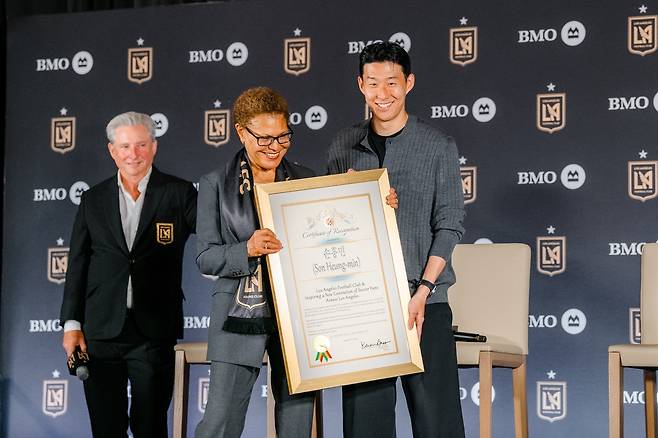 LA 명예 시민 손흥민 선수 및 캐런 배스 LA시장 (출처: City of LA)