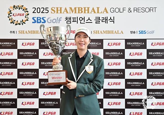 우승 트로피를 들고 포즈를 취한 이정연. [사진=KLPGA]