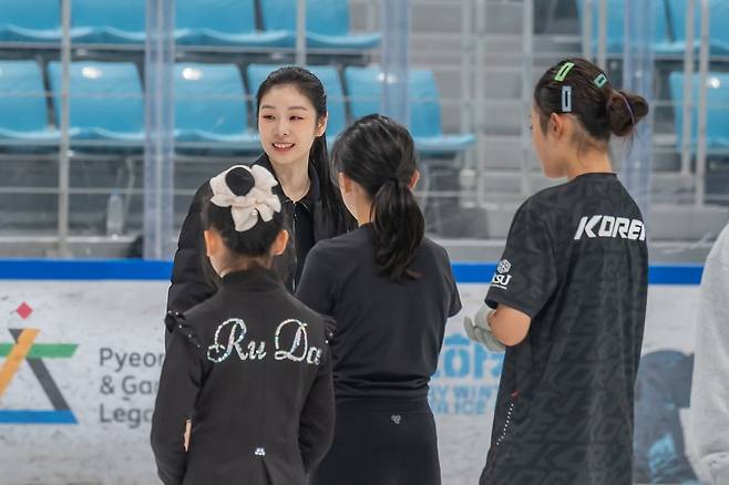 김연아가  ‘플레이윈터 피겨스케이팅 아카데미’ 강사로 나서 유망주들을 지도하는 모습   [2018평창기념재단 제공]