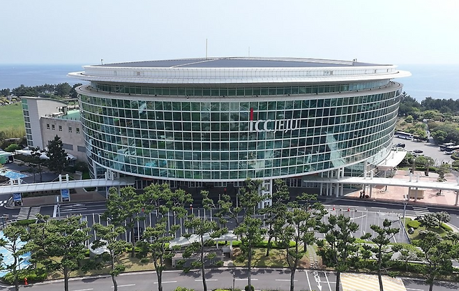 APEC 중소기업장관회의가 오는 1일 제주에서 개막된다. 사진은 주행사장인 제주국제컨벤션센터 전경. [연합]