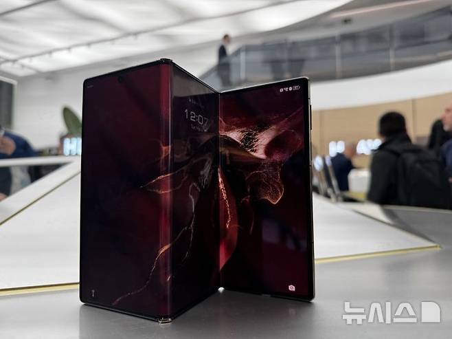 [바르셀로나(스페인)=뉴시스]심지혜 기자= MWC25에서 전시된 화웨이의 세계 최초 트리폴드폰 '메이트 XT'의 모습. siming@newsis.com