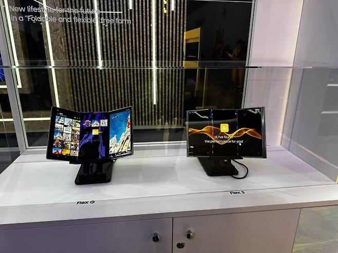 [바르셀로나(스페인)=뉴시스] 심지혜 기자= 삼성디스플레이가 스페인 바르셀로나에서 열린 MWC25에서 화면이 두 번 접히는 디스플레이를 선보였다. *재판매 및 DB 금지