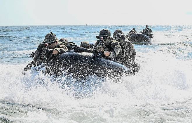 [서울=뉴시스] 육군특수전사령부는 2025년 UFS/TIGER의 일환으로 지난 25일부터 27일까지 충남 태안 안면도 해상훈련장 일대에서 '한미연합 해상침투훈련'을 실시했다.한미연합 특수작전능력 강화를 위해 실시된 이번 훈련에는 한미 장병 40여 명과 미측 F-16전투기 및 UH-60헬기 등이 투입되었다. 사진은 헬기에서 이탈한 특전대원들이 고무보트를 이용해 접안지역으로 접근하는 모습. (사진=육군 제공) 2025.08.28. photo@newsis.com *재판매 및 DB 금지