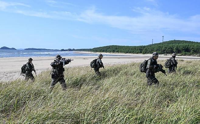 [서울=뉴시스] 육군특수전사령부는 2025년 UFS/TIGER의 일환으로 지난 25일부터 27일까지 충남 태안 안면도 해상훈련장 일대에서 '한미연합 해상침투훈련'을 실시했다.한미연합 특수작전능력 강화를 위해 실시된 이번 훈련에는 한미 장병 40여 명과 미측 F-16전투기 및 UH-60헬기 등이 투입되었다. 사진은 접안지역에 상륙한 특전대원들이 내륙에 위치한 적 시설을 향해 침투하는 모습. (사진=육군 제공) 2025.08.28. photo@newsis.com *재판매 및 DB 금지