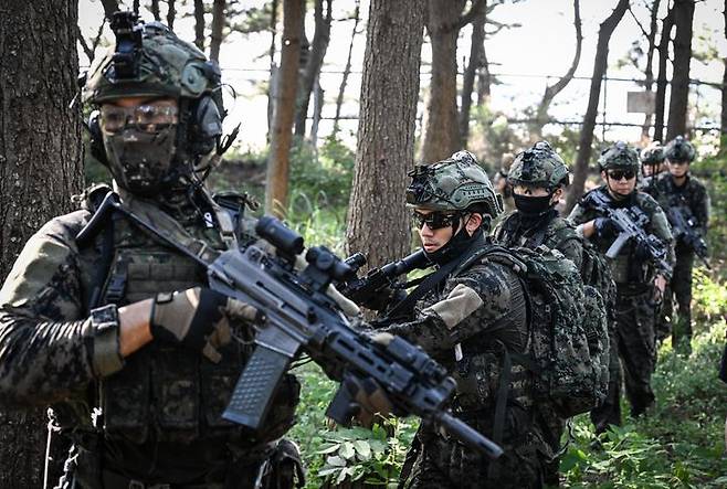 [서울=뉴시스] 육군특수전사령부는 2025년 UFS/TIGER의 일환으로 지난 25일부터 27일까지 충남 태안 안면도 해상훈련장 일대에서 '한미연합 해상침투훈련'을 실시했다.한미연합 특수작전능력 강화를 위해 실시된 이번 훈련에는 한미 장병 40여 명과 미측 F-16전투기 및 UH-60헬기 등이 투입되었다. 사진은 접안지역에 상륙한 특전대원들이 내륙에 위치한 적 시설을 향해 침투하는 모습. (사진=육군 제공) 2025.08.28. photo@newsis.com *재판매 및 DB 금지