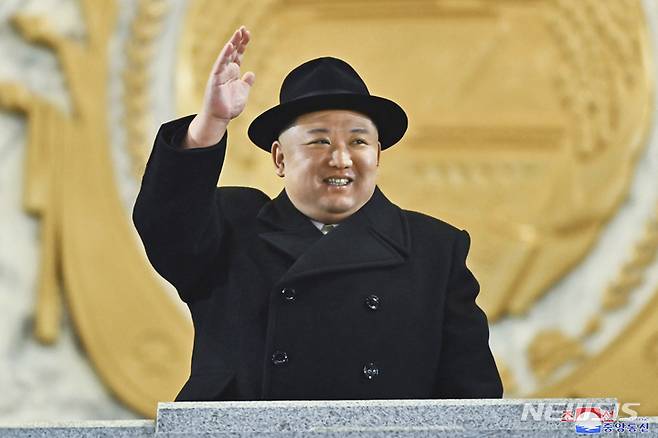 [평양=AP/뉴시스] 김정은 북한 국무위원장이 다음 달 3일 중국 베이징에서 열리는 ‘항일전쟁 및 세계 반파시스트 전쟁 승리 80주년’ 기념 열병식에 참석한다. 사진은 김 위원장이 2023년 2월 8일 평양 김일성광장에서 열린 조선인민군 창건 75주년 열병식에 참석해 손을 흔드는 모습. 2025.08.28