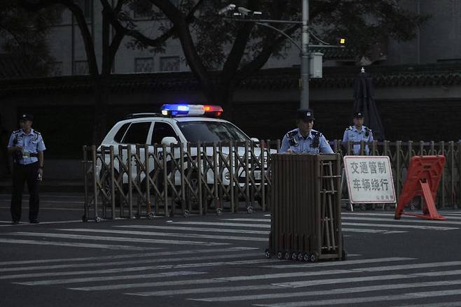[베이징=AP/뉴시스] 중국이 다음 달 3일 열리는 ‘항일전쟁 및 세계 반파시스트 전쟁 승리 80주년’ 기념 열병식을 앞두고 수도 베이징 톈안먼 광장에서 첫 예행연습을 실시했다. 9일 베이징 창안제가 예행연설을 위해 통제된 모습. 2025.08.11