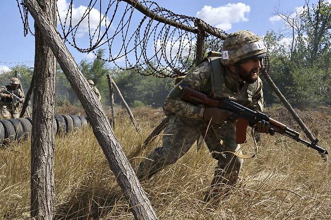 [자포리자=AP/뉴시스] 우크라이나군 65기계화여단 소속 병사들이 지난 13일(현지 시간) 자포리자 미상의 장소에서 훈련을 하고 있다. 2025.08.28.