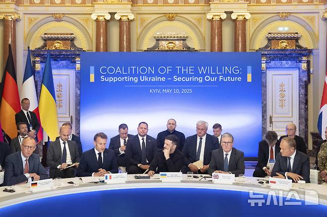 [키이우=AP/뉴시스] 지난 5월10일(현지 시간) 우크라이나 키이우 대통령궁에서 프리드리히 메르츠 독일 총리(왼쪽부터), 에마뉘엘 마크롱 프랑스 대통령, 볼로디미르 젤렌스키 우크라이나 대통령, 키어 스타머 영국 총리, 도날트 투스크 폴란드 총리가 '의지의 연합' 회담을 하고 있다. (사진=뉴시스DB)