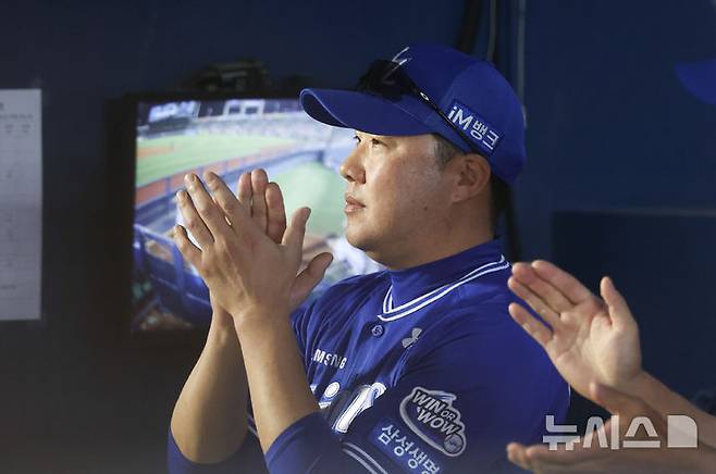 [서울=뉴시스] 황준선 기자 = 1일 서울 송파구 잠실야구장에서 열린 2025 KBO리그 삼성 라이온즈와 두산 베어스의 경기, 삼성 박진만 감독이 경기를 지켜보고 있다. 2025.07.01. hwang@newsis.com