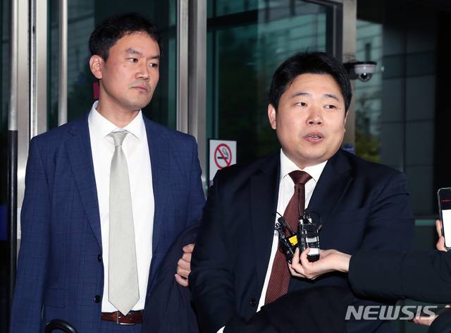 【서울=뉴시스】이윤청 기자 = 유승준의 법률대리인 김형수(오른쪽) 변호사와 류정선 변호사가 가수 유승준(스티브 유)의 사증(비자) 발급 거부 취소 소송 파기환송심 선고가 열린 2019년 11월15일 오후 서울 서초구 서울고등법원 별관에서 취재진 질문에 답하고 있다. 이날 유승준은 파기환송심에서 승소했다. 2019.11.15. radiohead@newsis.com
