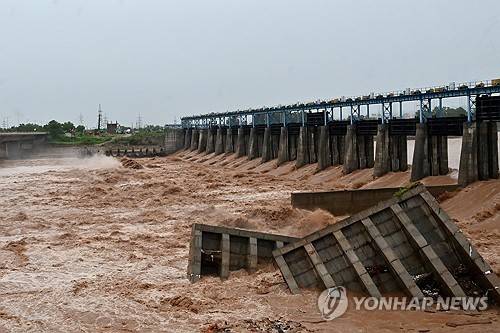 폭우로 수위 높아진 잠무 타위강 [로이터=연합뉴스]