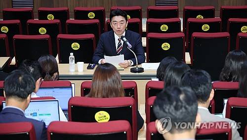 기자간담회 하는 강훈식 비서실장 (서울=연합뉴스) 한상균 기자 = 강훈식 비서실장이 28일 용산 대통령실에서 한미 정상회담 결과 등을 설명하는 기자간담회를 하고 있다. 2025.8.28 xyz@yna.co.kr