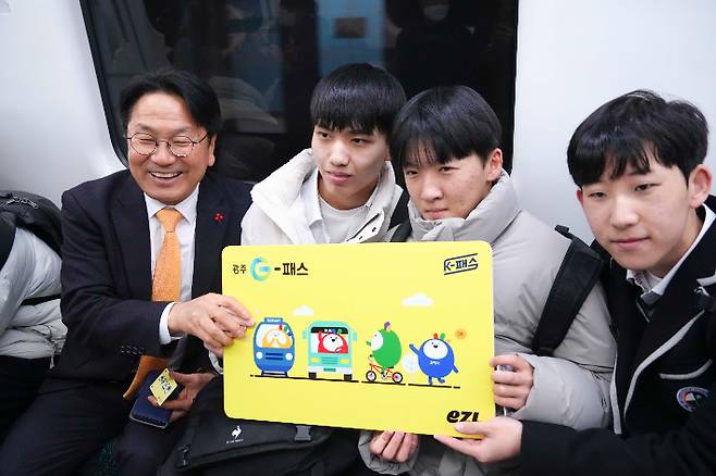 강기정 광주광역시장이 지난 1월 23일 '지(G)-패스'를 이용해 지하철에 탑승한 뒤 어린이 무상, 청소년·어르신 반값교통 시대를 연 광주형 대중교통비 할인정책 '지(G)-패스'를 학생들에게 소개하고 있다. 광주광역시 제공