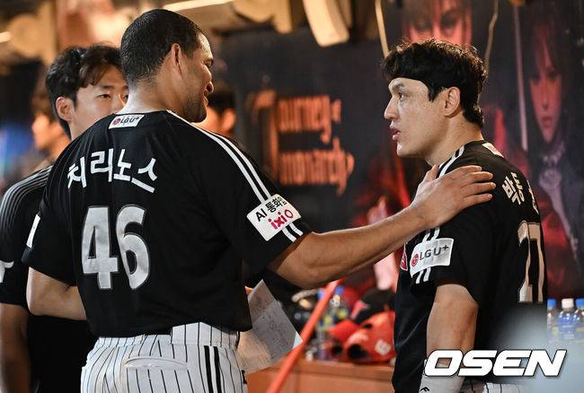 [OSEN=창원, 이석우 기자] 27일 창원NC파크에서 2025 신한 SOL 뱅크 KBO 리그 NC 다이노스와 LG 트윈스의 경기가 열렸다. 홈팀 NC는 신영우가, 방문팀 LG는 치리노스가 선발 출전했다. LG 트윈스 치리노스가 더그아웃에서 박동원과 얘기하고 있다. 2025.08.27 / foto0307@osen.co.kr