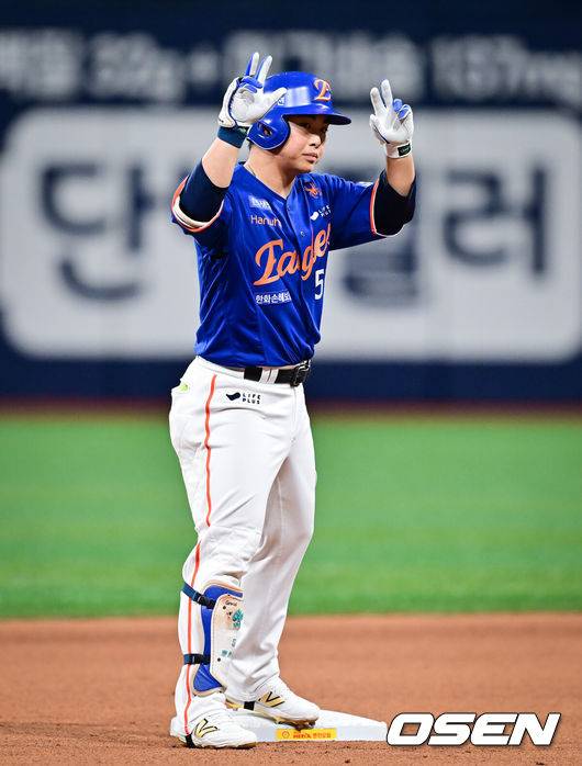 [OSEN=고척, 박준형 기자] 27일 오후 서울 고척스카이돔에서 ‘2025 신한 SOL BANK KBO리그’ 키움 히어로즈와 한화 이글스의 경기가 진행됐다.이날 키움은 메르세데스를, 한화는 문동주를 선발투수로 내세웠다.8회초 1사 1루 한화 문현빈이 1타점 적시 2루타를 날린뒤 세리머니를 하고 있다.   2025.08.27 / soul1014@osen.co.kr