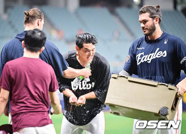 [OSEN=고척, 박준형 기자] 프로야구 한화 이글스가 부상에서 돌아온 문동주의 데뷔 첫 10승 호투에 힘입어 4연승을 달렸다. 고척 원정에서 8전 전승 행진까지 이어갔다.한화는 27일 서울 고척스카이돔에서 열린 2025 신한 SOL Bank KBO리그 키움 히어로즈와의 원정경기를 3-1로 승리했다.&nbsp;경기종료 후 데뷔 첫 10승 달성한 한화 문동주가 동료들에게 축하 물세례를 받고 있다.  2025.08.27 / soul1014@osen.co.kr
