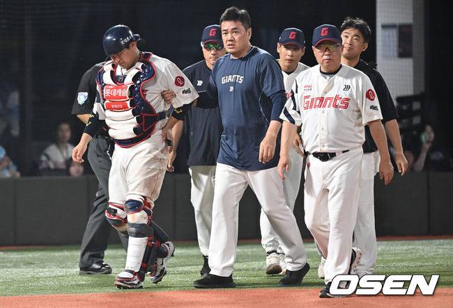 [OSEN=부산, 이석우 기자] 28일 부산 사직야구장에서 2025 신한 SOL 뱅크 KBO 리그 롯데 자이언츠와 KT 위즈의 경기가 열렸다. 홈팀 롯데는 감보아가, 방문팀 KT는 헤이수스가 선발 출전했다.롯데 자이언츠 유강남이 5회초 2사 KT 위즈 안현민의 파울 타구에 목 부위를 맞고 교체되고 있다. 2025.08.28 / foto0307@osen.co.kr