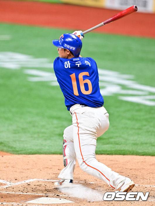 [OSEN=고척, 박준형 기자] 28일 오후 서울 고척스카이돔에서 ‘2025 신한 SOL BANK KBO리그’ 키움 히어로즈와 한화 이글스의 경기가 진행됐다.이날 키움은 하영민을, 한화는 폰세를 선발투수로 내세웠다.3회초 2사 1,2루 한화 하주석이 1타점 적시타를 날리고 있다  2025.08.28 / soul1014@osen.co.kr