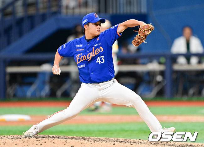 [OSEN=고척, 박준형 기자] 28일 오후 서울 고척스카이돔에서 ‘2025 신한 SOL BANK KBO리그’ 키움 히어로즈와 한화 이글스의 경기가 진행됐다.이날 키움은 하영민을, 한화는 폰세를 선발투수로 내세웠다.7회말 한화 정우주가 역투하고 있다.   2025.08.28 / soul1014@osen.co.kr