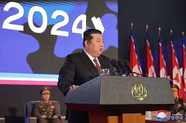 ▲ 김정은 북한 국무위원장이 지난해 12월 21일 개막된 무장장비전시회 '국방발전 - 2024'에서 연설을 하고 있다. ⓒ조선중앙통신=연합뉴스