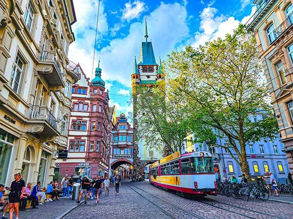 프라이부르크 중심가. 슈바르츠발트의 남쪽 거점도시. 프라이부르크는 도시의 일부 지역에 자동차 진입을 금지하고, 저공해 대중교통과 자전거 사용을 활성화한 친환경도시이다. 정원과 공원이 많은 도시, 공해가 없는 도시, 햇빛량이 많은 도시로서 노후를 보내기 가장 좋은 도시로 꼽힌다.