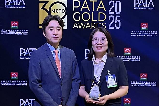 27일 태국 방콕에서 열린 ‘아시아태평양관광협회(PATA) 골드어워드’ 시상식에서 ‘전주 랩소디’로 마케팅 부문을 수상한 육문주(오른쪽) 전주시 관광산업과장이 상패를 들고 이광수 한국관광공사 방콕지사장과 기념 촬영하고 있다. 전주시 제공