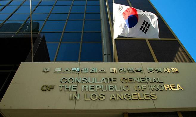 미국 LA에 주재하는 한국 총영사관.&nbsp;한국계 미국인 가수 유승준(스티브 유)이 한국 입국을 위해 신청한 비자 발급을 그가 ‘병역 기피자’라는 이유로 계속 거부하고 있다. 위키피디아