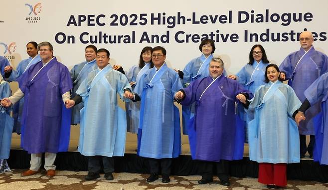 27일 경북 경주 힐튼호텔에서 열린 ‘2025 APEC 문화산업 고위급 대화’ 본회의가 끝난 뒤 최휘영(앞줄 가운데) 문화체육관광부 장관과 각국 대표들이 한복을 입고 기념촬영을 하고 있다. 문화체육관광부 제공