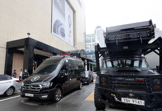 11일 광주 서구 신세계백화점에 경찰특공대 차량이 주차돼 있다. 경찰은 이날 오전 9시 30분께 ‘서구 롯데백화점’에 폭탄을 설치하겠다는 신고를 받고 동구에 위치한 롯데백화점과 서구 신세계백화점에 경찰특공대를 투입했다. 연합뉴스