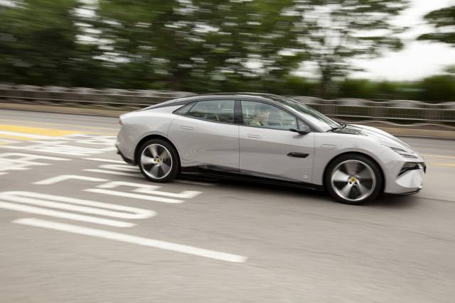 로터스의 하이퍼 GT ‘에메야’ 주행모습. 사진제공=로터스코리아